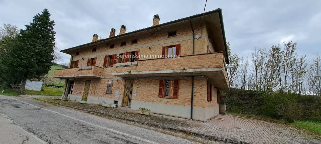 locale commerciale in vendita ad Urbino