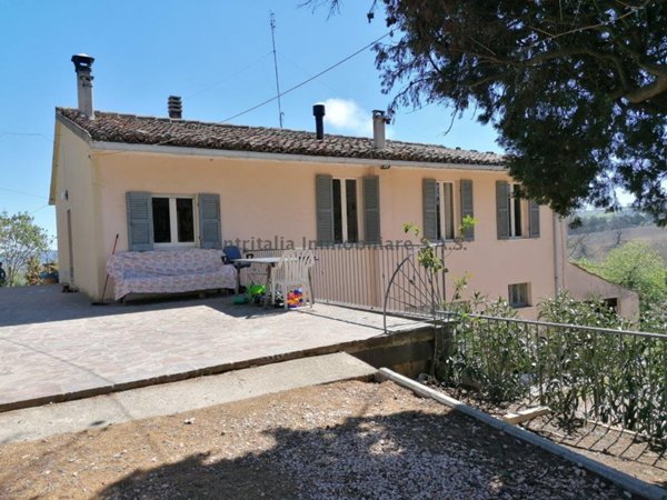 casa indipendente in vendita ad Urbino in zona Pallino Secondo