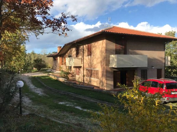 casa indipendente in vendita ad Urbino in zona Ospedaletto