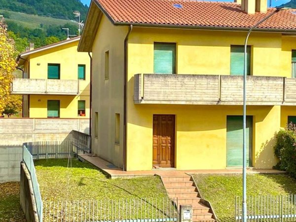 appartamento in vendita ad Urbino in zona Canavaccio