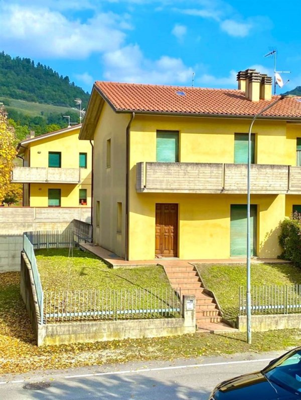 appartamento in vendita ad Urbino in zona Canavaccio