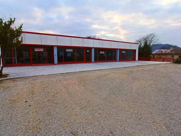 locale commerciale in vendita ad Urbino in zona Canavaccio