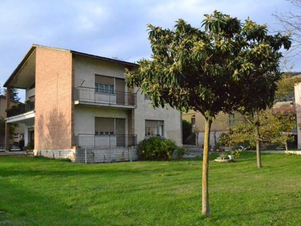 casa indipendente in vendita ad Urbino in zona Canavaccio