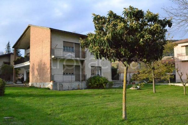 casa indipendente in vendita ad Urbino in zona Canavaccio