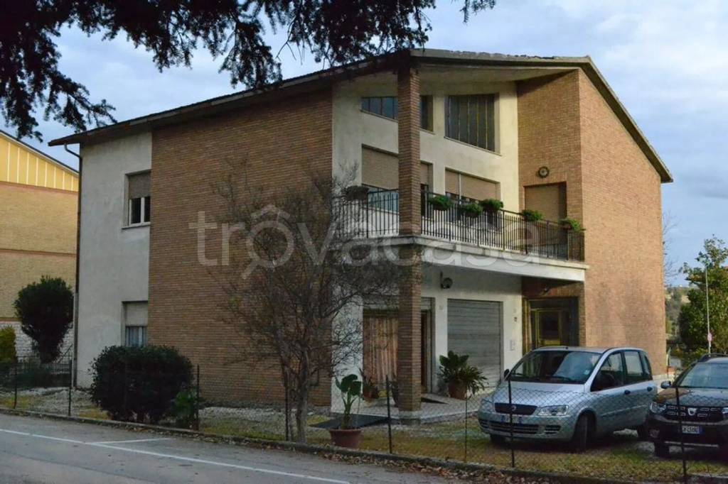 casa indipendente in vendita ad Urbino in zona Canavaccio
