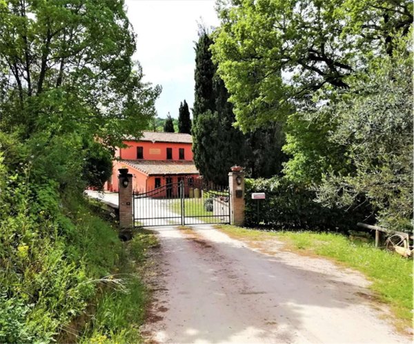 casa indipendente in vendita ad Urbino in zona Ca' Vagnino