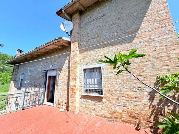 casa indipendente in vendita ad Urbino in zona Mazzaferro