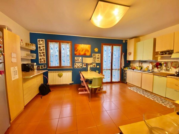 casa indipendente in vendita ad Urbino in zona Trasanni