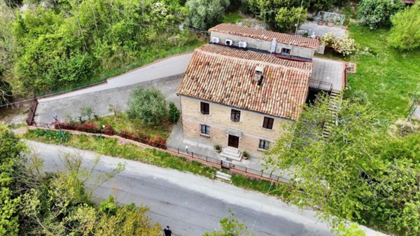 casa indipendente in vendita ad Urbino