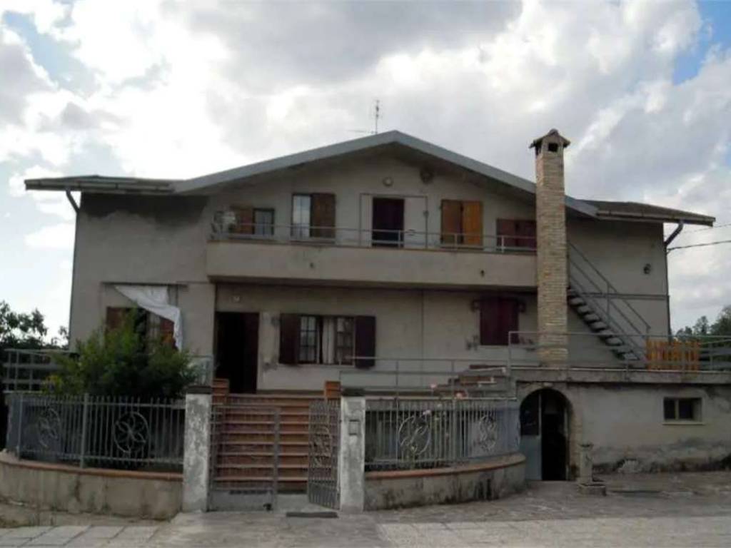 casa indipendente in vendita ad Urbino in zona Trasanni