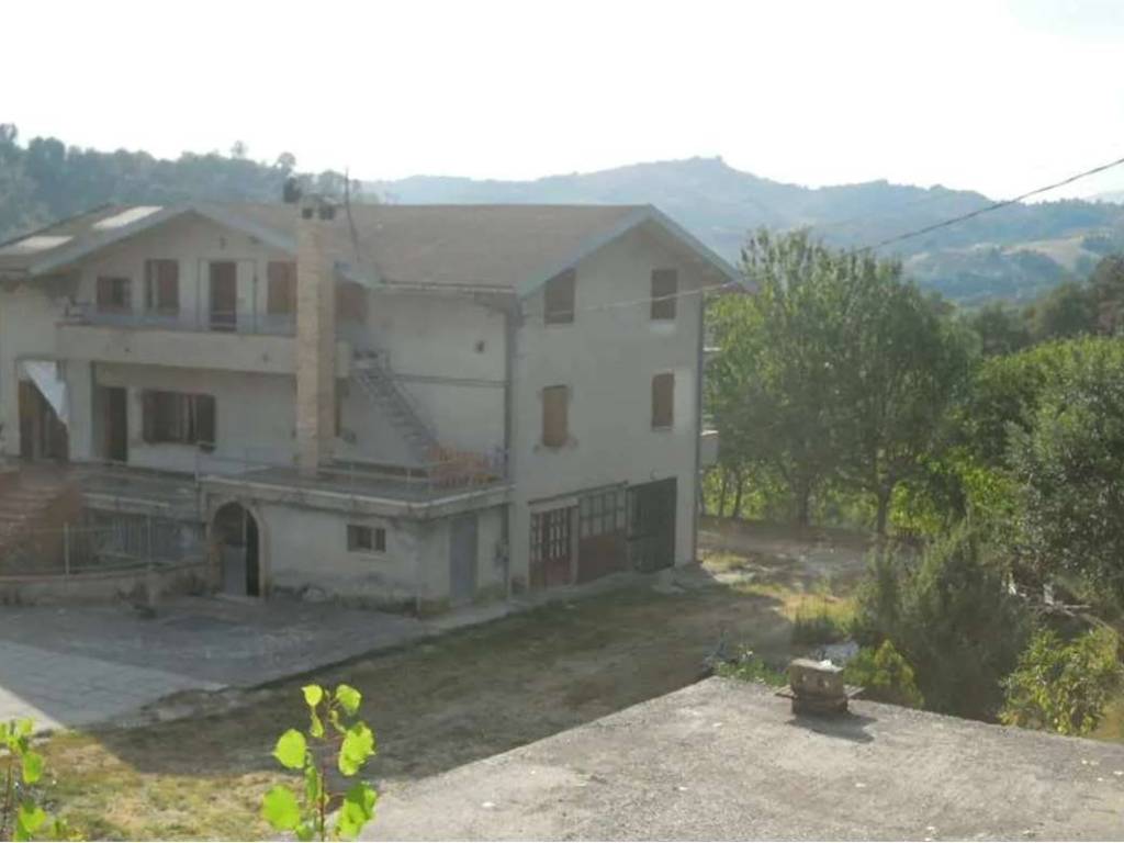 casa indipendente in vendita ad Urbino in zona Trasanni