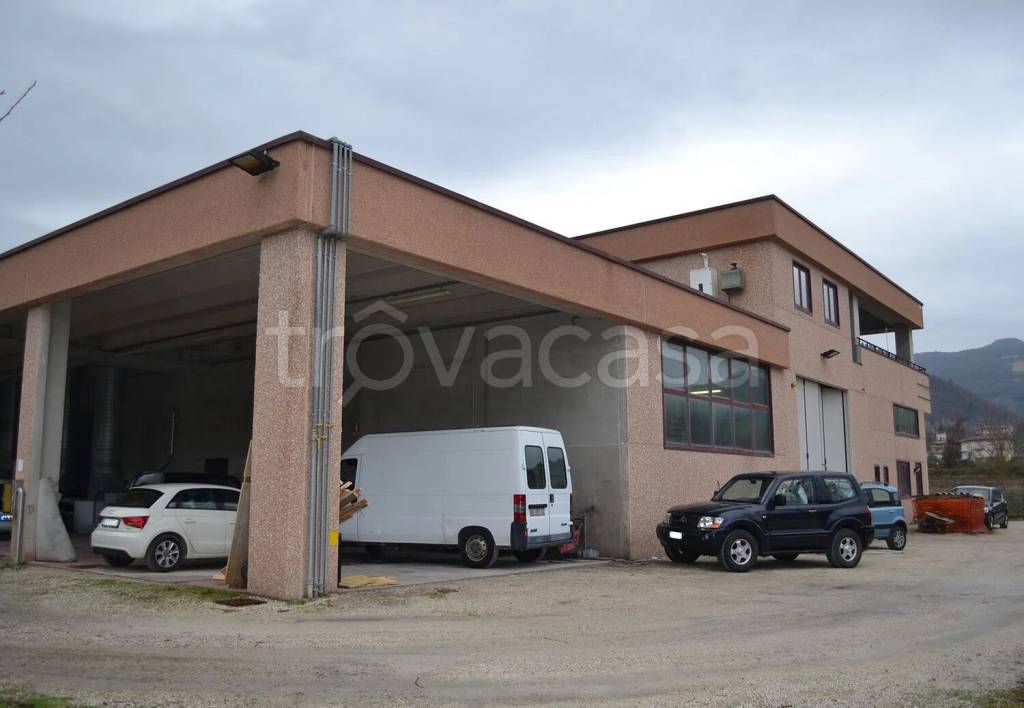 locale commerciale in vendita ad Urbino in zona Canavaccio