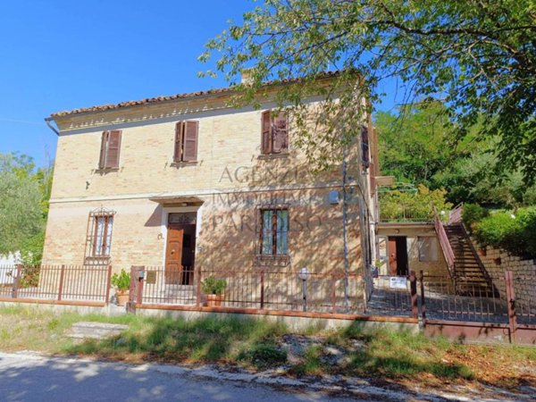 casa indipendente in vendita ad Urbino in zona San Donato