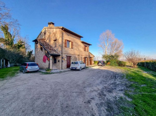 casa indipendente in vendita ad Urbino in zona Castello di Cavallino