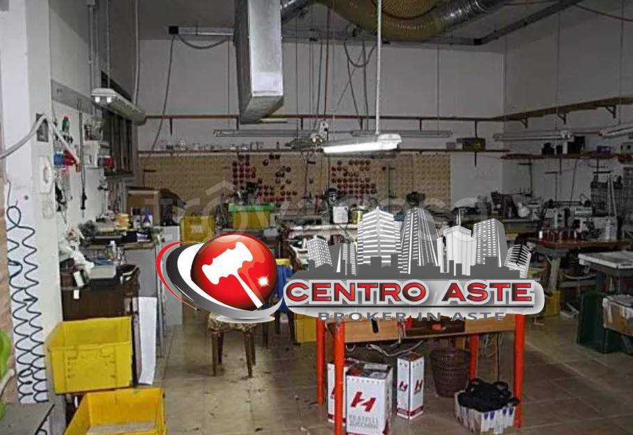 negozio in vendita ad Urbino in zona Canavaccio