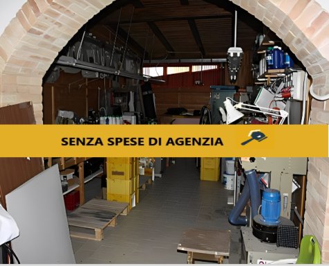 negozio in vendita ad Urbino in zona Canavaccio