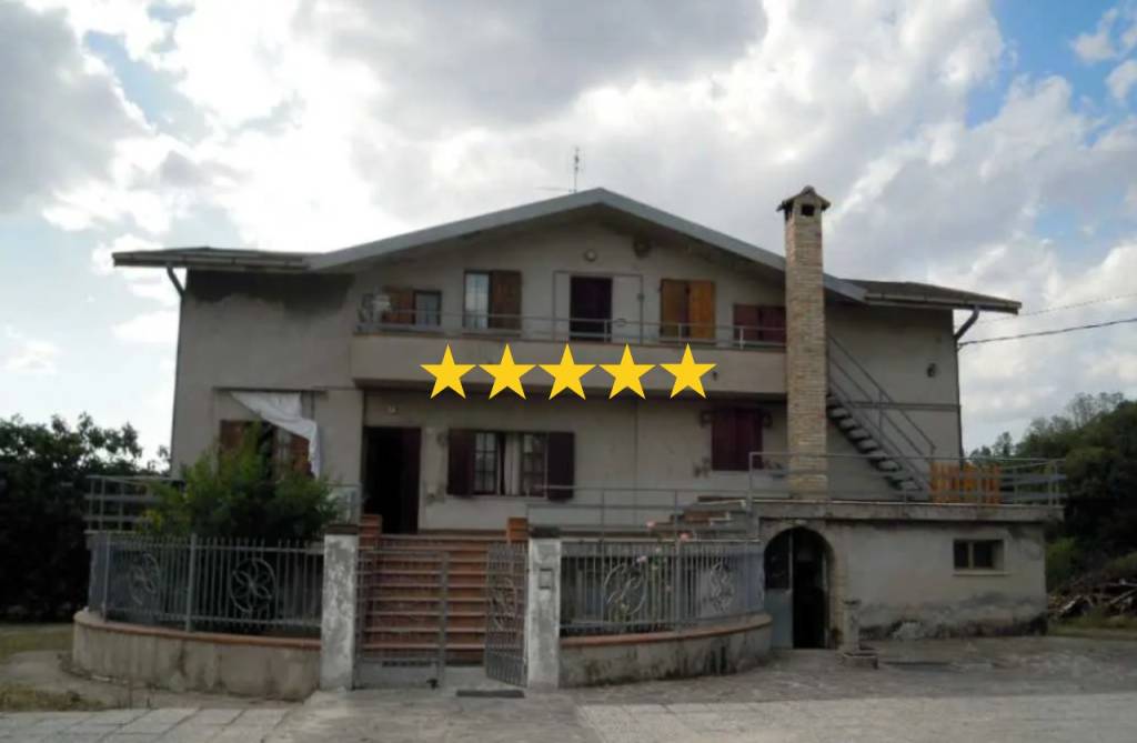 casa indipendente in vendita ad Urbino in zona Trasanni