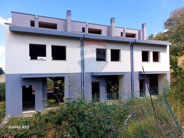 casa indipendente in vendita ad Urbino in zona Pieve di Cagna