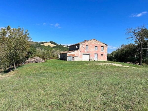 casa indipendente in vendita ad Urbino in zona Trasanni