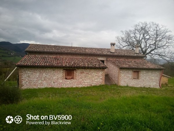 casale in vendita ad Urbino in zona Canavaccio
