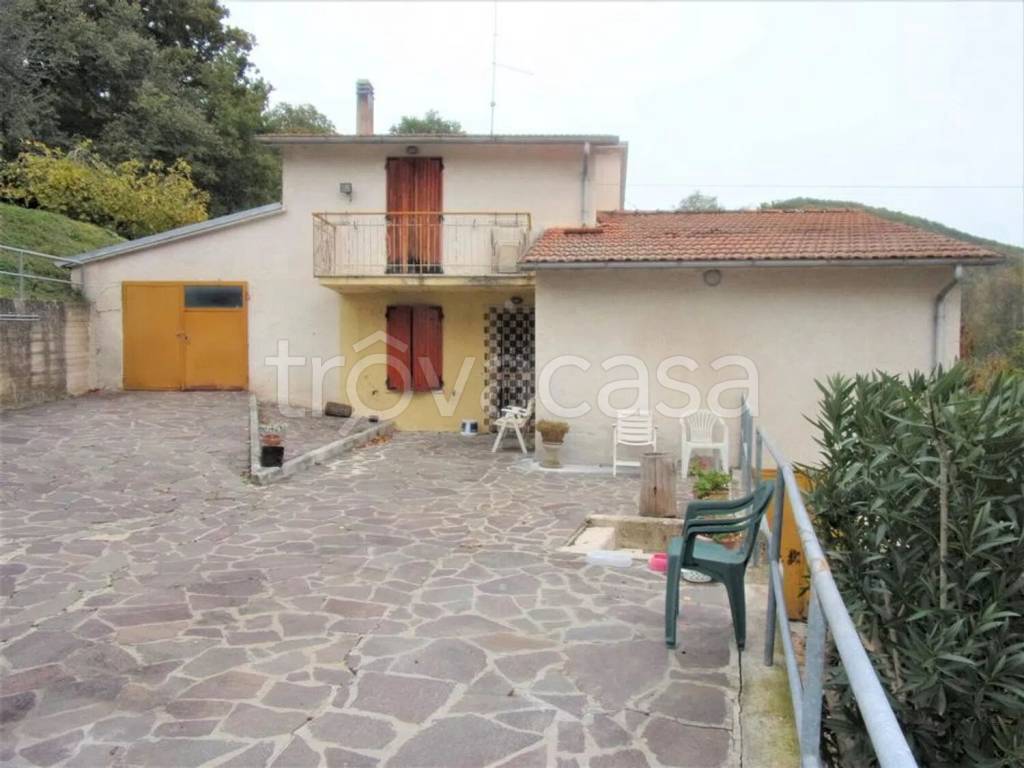casa indipendente in vendita ad Urbino in zona Canavaccio