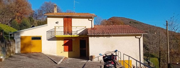 casale in vendita ad Urbino in zona Canavaccio