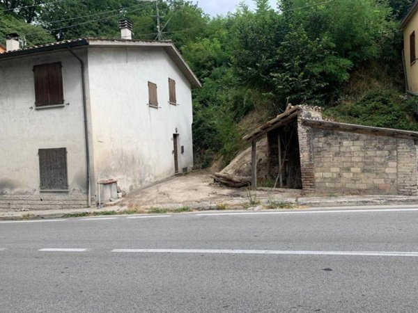 intera palazzina in vendita ad Urbino in zona San Marino di Urbino