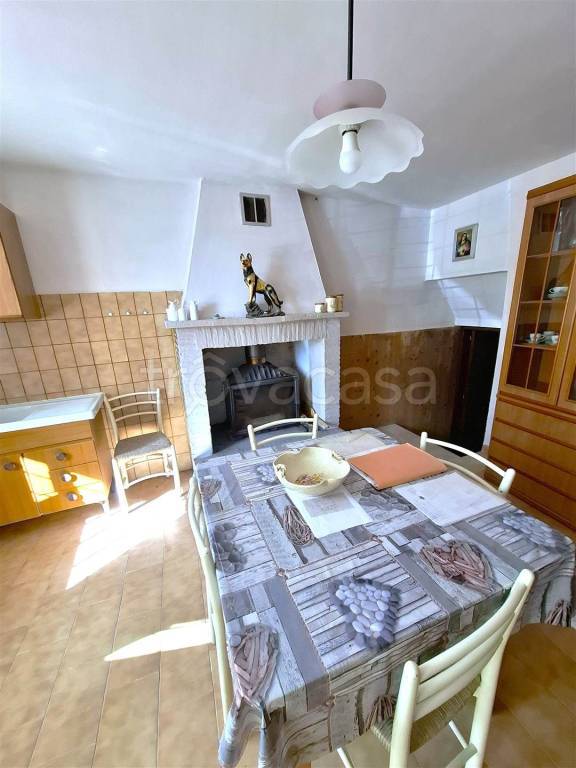 appartamento in vendita ad Urbino in zona Canavaccio