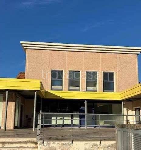 negozio in vendita ad Urbino in zona Canavaccio