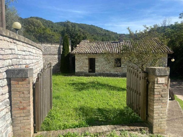 appartamento in vendita ad Urbino in zona Canavaccio