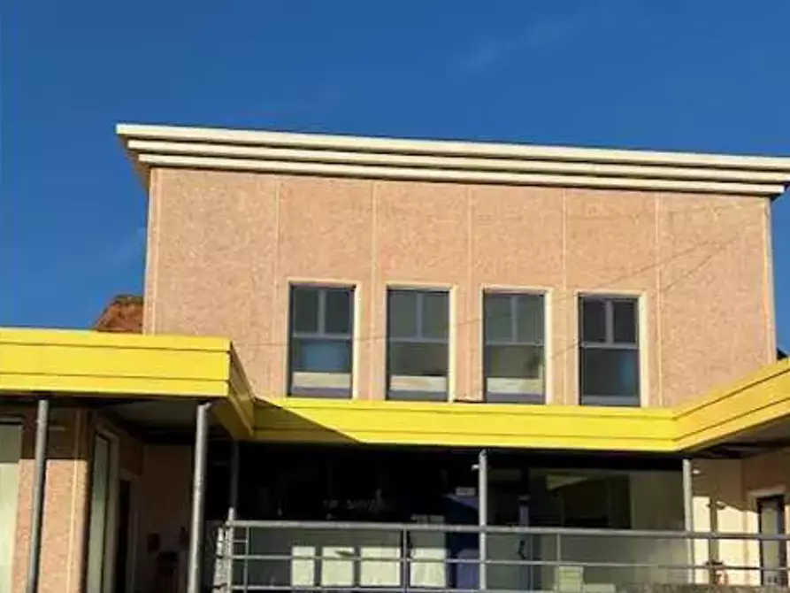 negozio in vendita ad Urbino in zona Canavaccio