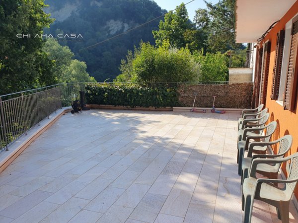 casa indipendente in vendita ad Urbino in zona Trasanni