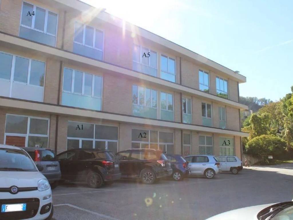 ufficio in vendita ad Urbino in zona Sasso