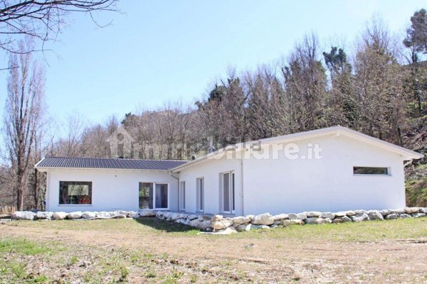 casa indipendente in vendita ad Urbino in zona Sasso