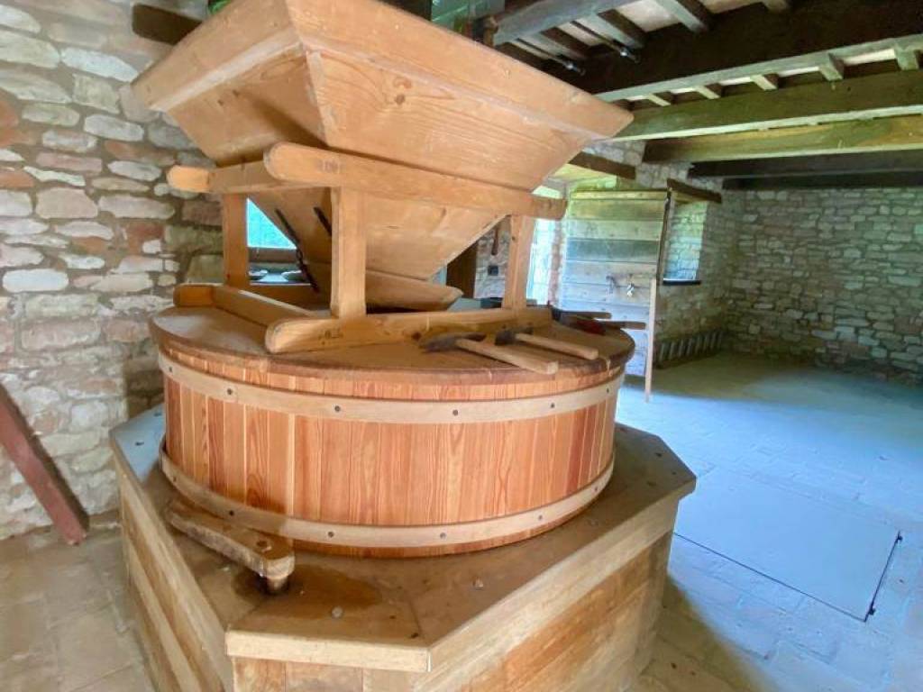 casa indipendente in vendita ad Urbino in zona Canavaccio