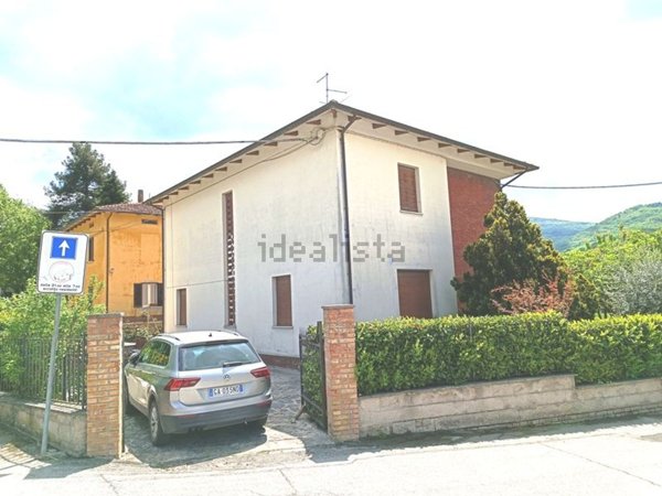 casa indipendente in vendita ad Urbino in zona Canavaccio