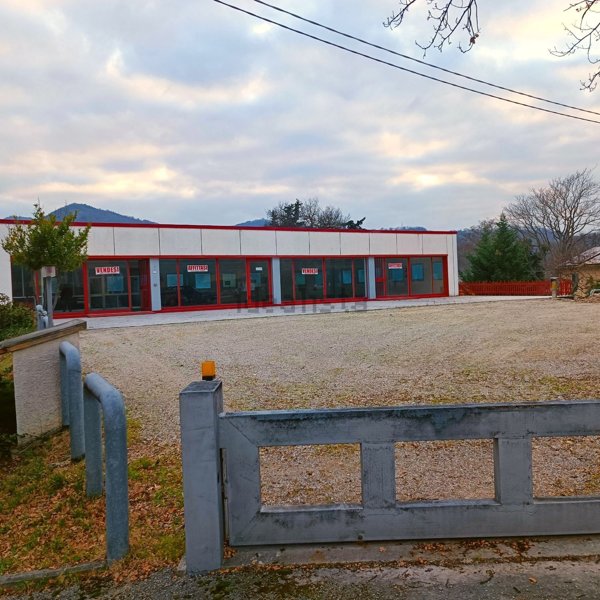 locale commerciale in vendita ad Urbino in zona Canavaccio