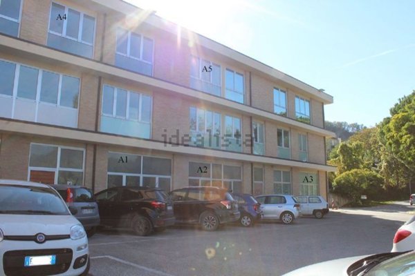 ufficio in vendita ad Urbino in zona Sasso