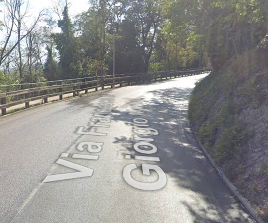 negozio in vendita ad Urbino in zona Canavaccio