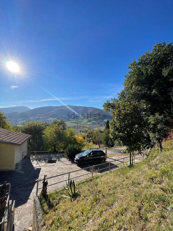 casale in vendita ad Urbino in zona Canavaccio