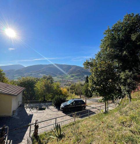 casa indipendente in vendita ad Urbino in zona Canavaccio