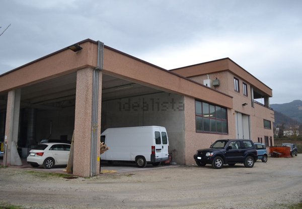 capannone in vendita ad Urbino in zona Canavaccio
