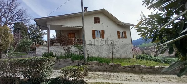 casa indipendente in vendita ad Urbino in zona Canavaccio