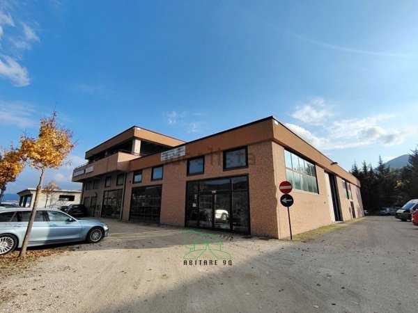 locale commerciale in vendita ad Urbino in zona Canavaccio
