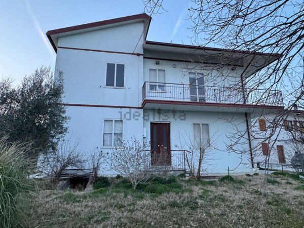 casa indipendente in vendita ad Urbino in zona Ca' Vagnino
