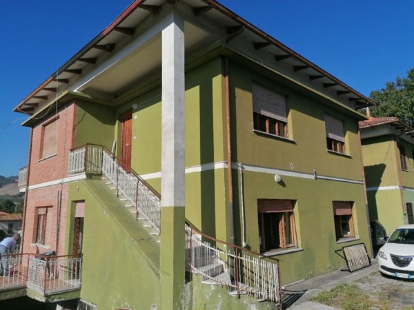 casa indipendente in vendita ad Urbino in zona Canavaccio