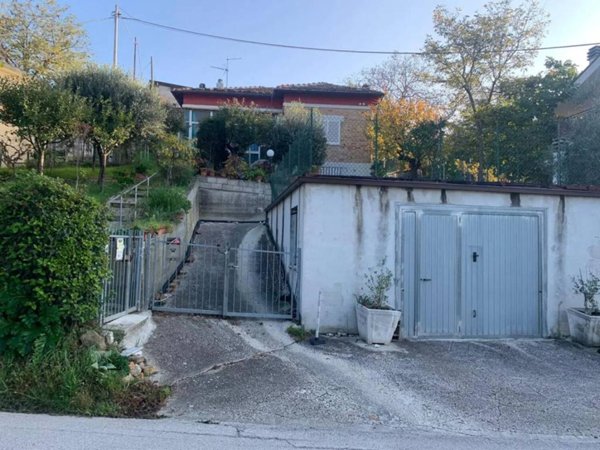 casa indipendente in vendita ad Urbino in zona Pieve di Cagna