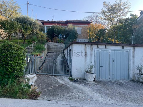 casa indipendente in vendita ad Urbino in zona Pieve di Cagna