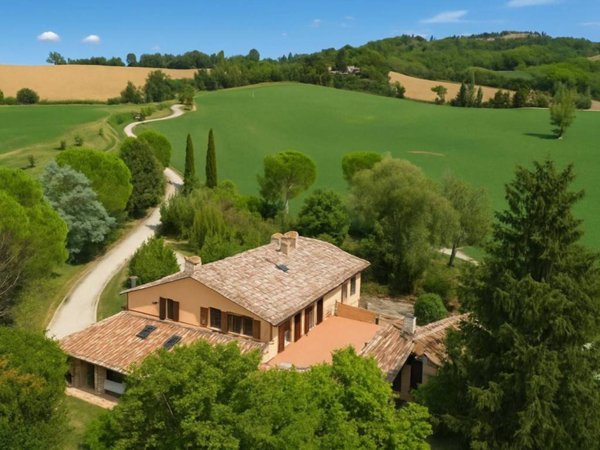 casa indipendente in vendita ad Urbino in zona Monte Calende