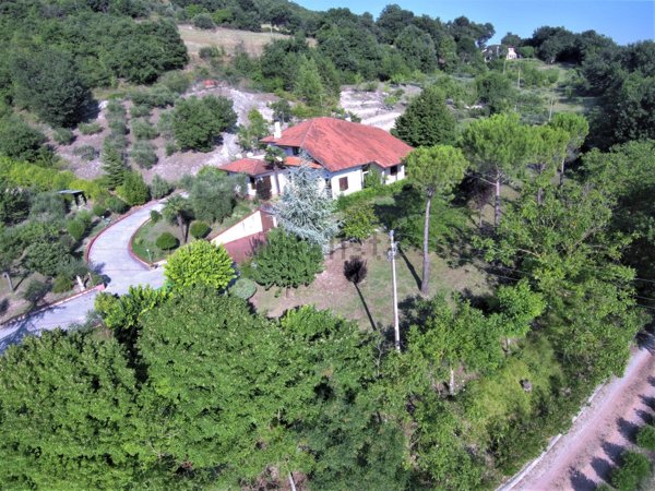 casa indipendente in vendita ad Urbino in zona Canavaccio